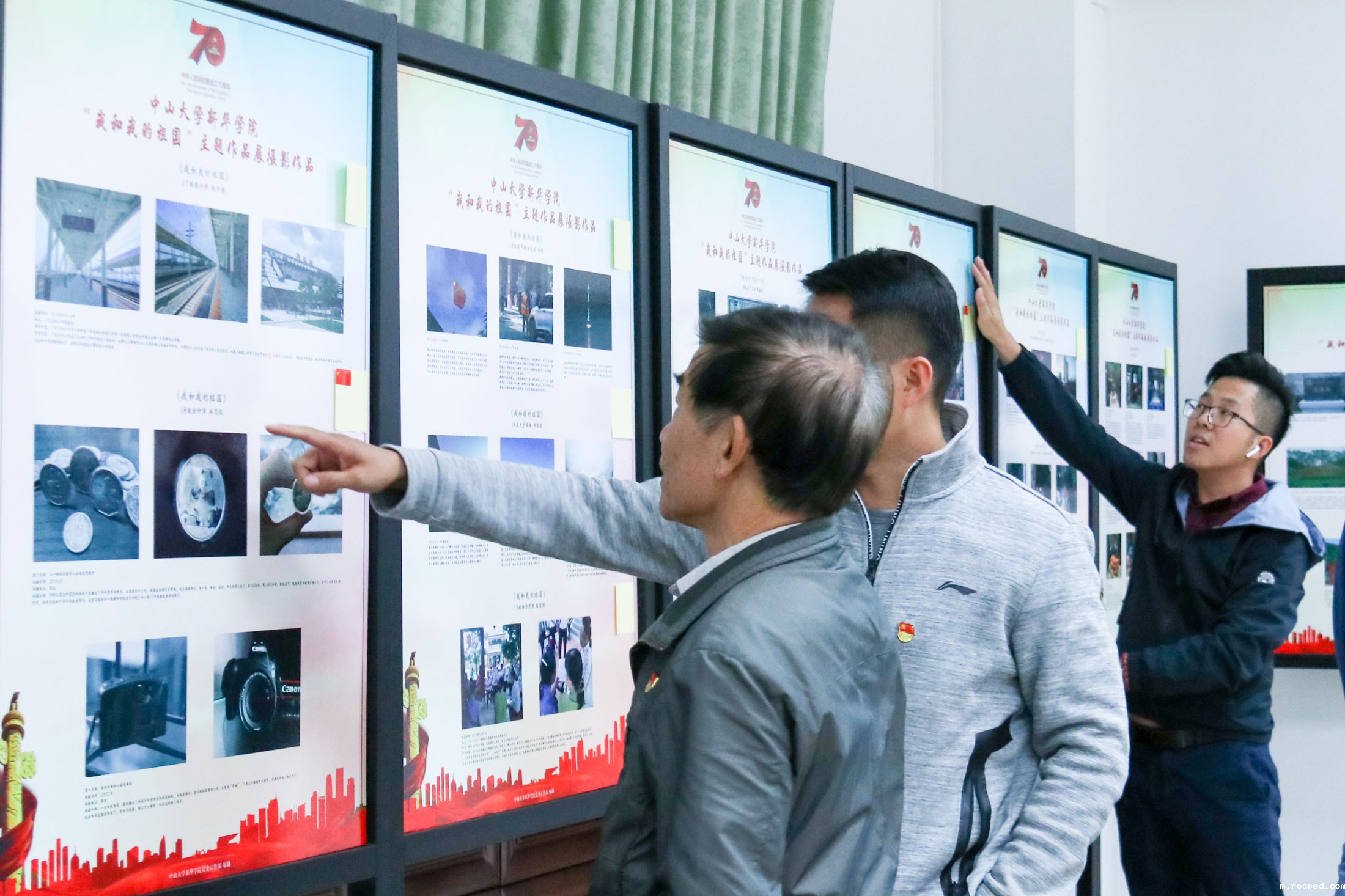 中大bv伟德体育app官网教师党员在观看“我和我的祖国”摄影展览作品 (黄文贞 摄影) 中大bv伟德体育app官网教师党员在观看“我和我的祖国”摄影展览作品 (黄文贞 摄影)