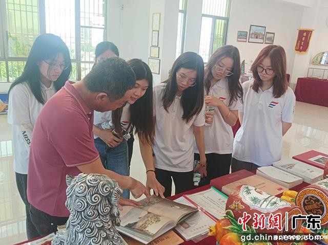 实践队员到潮州市开展非遗技艺嵌瓷调研工作(伟德app入口供图)
