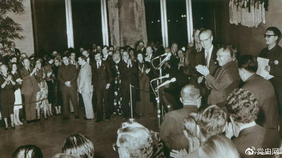 1979年1月30日,邓小平出席美国团体联合举行的招待会,并发表讲话。