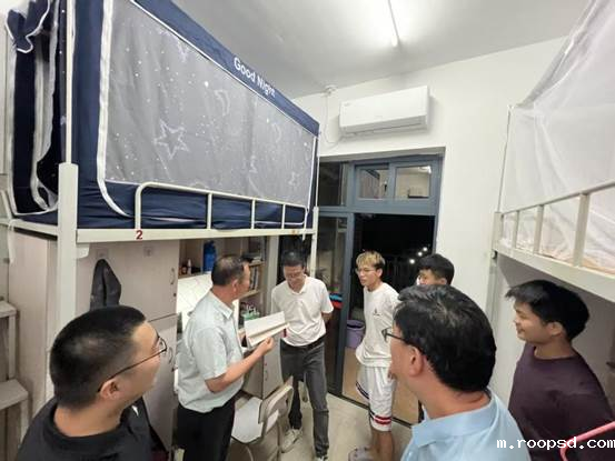 一群人在房间里AI 生成的内容可能不正确。