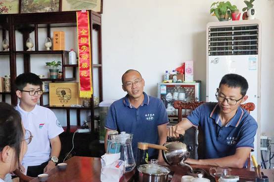 图为采访现场(左二为罗新辉)