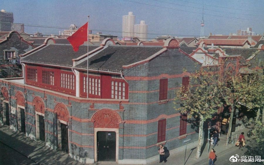 1921年7月23日 中国共产党第一次全国代表大会在上海法租界望志路106号(今兴业路76号)开幕。最后一天的会议转移到浙江嘉兴南湖的游船上举行。 图为中共一大会址。
