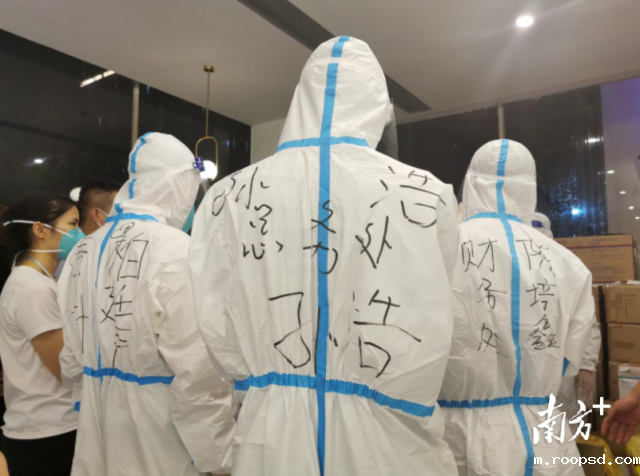 教师穿上防护服为学生运送物资 教师穿上防护服为学生运送物资