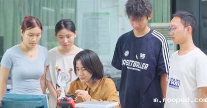 李荣敏老师讲授《人工智能创新实践训练》