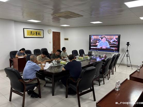 图片包含 室内, 天花板, 房间, 桌子AI 生成的内容可能不正确。