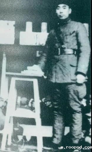 1939年3月10日，周恩来为新四军排以上干部作题为《目前形势与新四军任务》的报告。