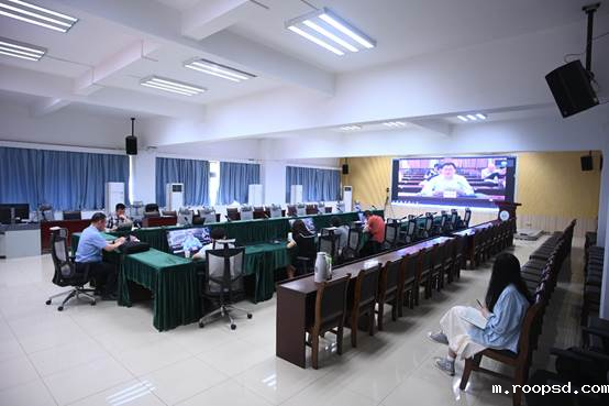 会议室里的人们AI 生成的内容可能不正确。