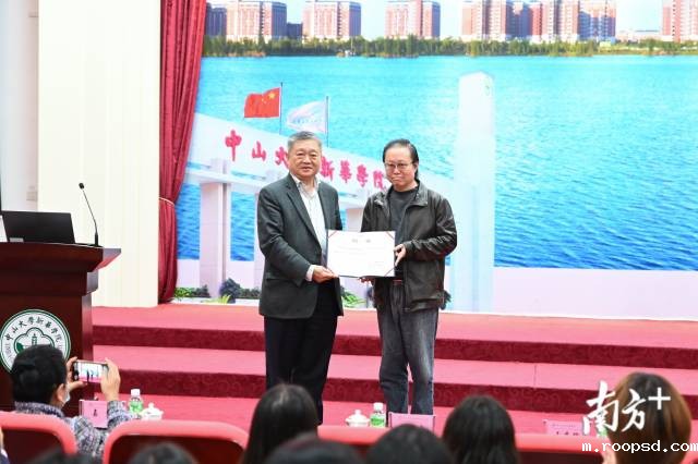 著名词曲作家陈小奇走进中大bv伟德体育app官网聊音乐。