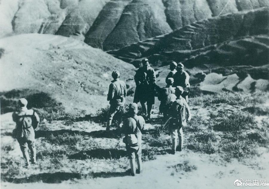 　　1937年11月，八路军第一一五师、一二九师主力在正太路以南广阳地区侧击西犯之敌，给日军以沉重打击。图为徐向前（正面中立者）在前线指挥战斗。