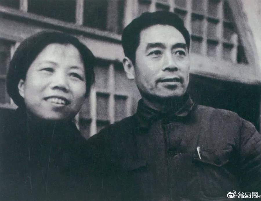 1904年2月4日 邓颖超同志诞辰。图为1944年周恩来和邓颖超在延安留影。