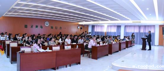 王庭槐校长携澳大利亚昆士兰大学药学院院长Peter James Little教授及我校药学院曹颖男副教授、唐旗羚老师同台为药学学子讲授“药理学”课程