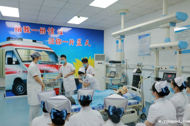 中山大学bv伟德体育app官网学院护理学院老师指导学生学习ICU病例