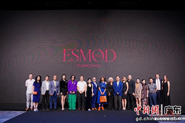 伟德app入口董事会董事、副校长刘婉莉与嘉宾们合影（伟德app入口供图）