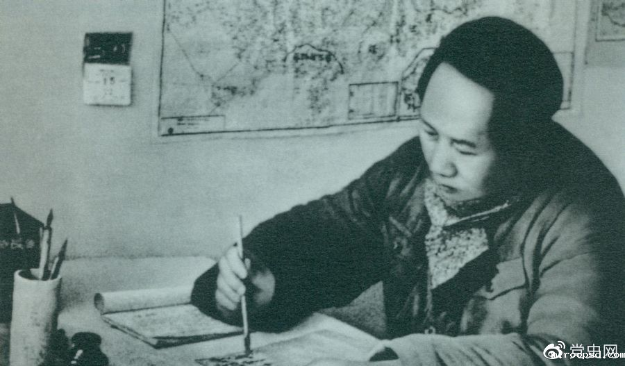 1946年11月18日,毛泽东在起草的给各中央局的指示中,第一次将“自卫战争”称为“人民解放战争”。图为毛泽东在延安枣园窑洞。