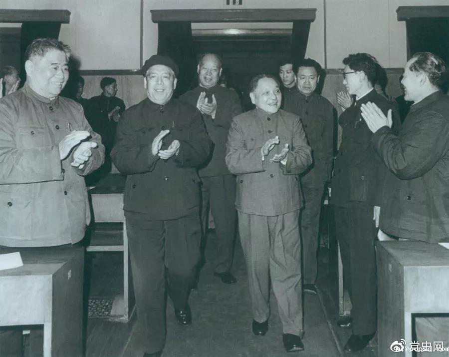 1983年2月13日,邓小平出席浙江省委、省政府举行的新春联欢会,向浙江人民祝贺新年。