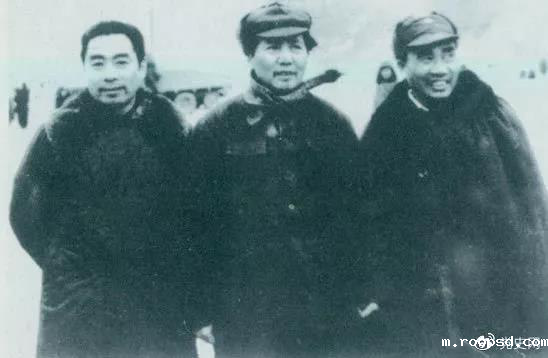 1946年1月27日,周恩来由重庆飞抵延安,参加中共中央书记处会议。图为毛泽东、朱德、周恩来在机场留影。