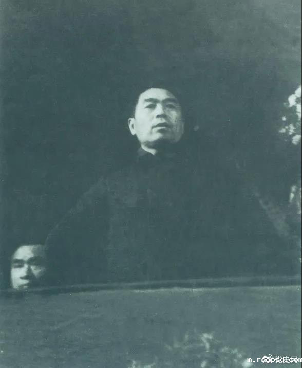 图为周恩来在中国共产党第七次全国代表大会上发言。