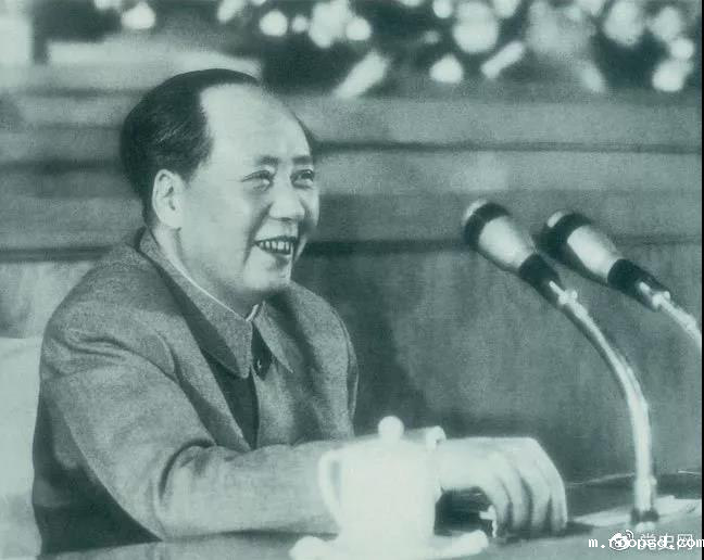 1962年1月30日,毛泽东在扩大的中央工作会议上讲话。