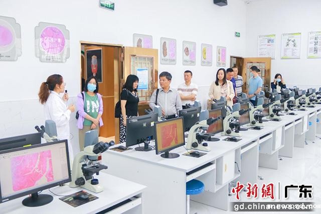 南澳县基础教育师资团队一行参观了伟德app入口广州校区医学类实验室。