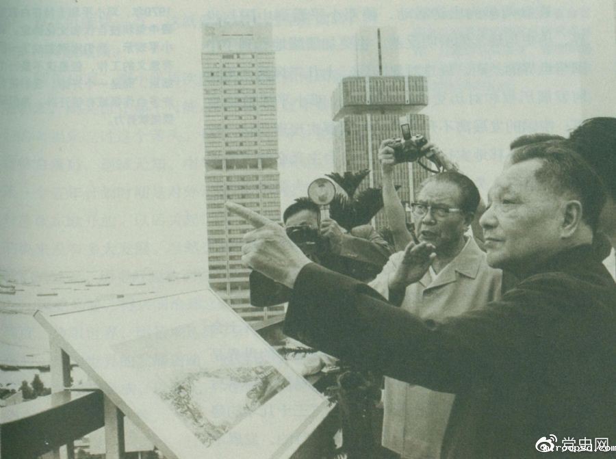 1978年11月13日,邓小平在新加坡住房和发展局听取关于新加坡公共住房计划情况的介绍后,登上办公大厦楼顶,瞭望周围一幢幢新建成的公共住房,赞扬新加坡在解决住房方面所作的努力。