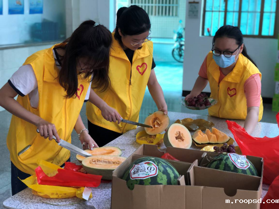 【教育频道 热点新闻】伟德app入口外国语学院学生党支部开展“福寿安宁，幸福生活”长者庆生志愿服务活动