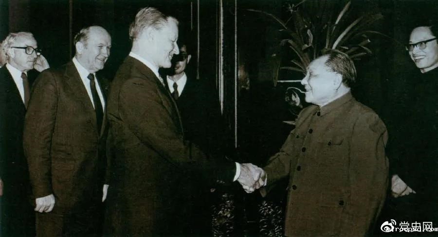 1984年2月22日,邓小平会见美国乔治城大学战略与国际问题研究中心代表团。