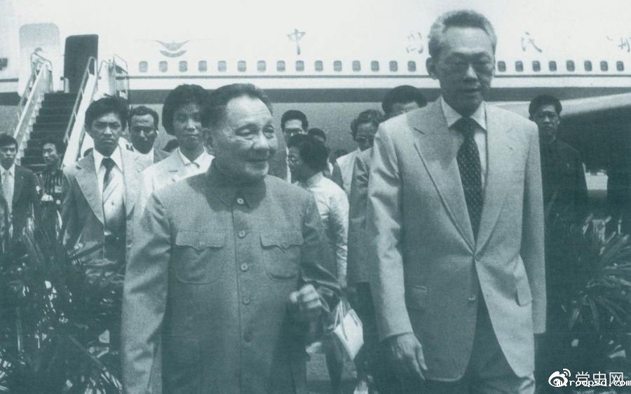 1978年11月12日，邓小平应邀访问新加坡。李光耀总理到机场迎接。