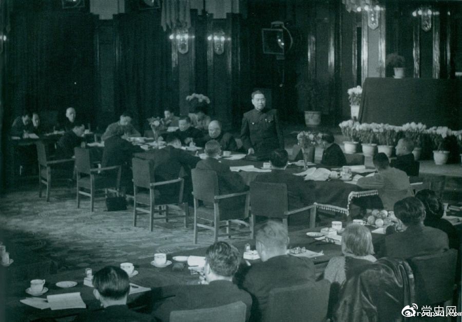 1949年10月21日,周恩来主持召开中央人民政府政务院第一次会议。正面左起:陈云、董必武、周恩来、郭沫若、黄炎培。