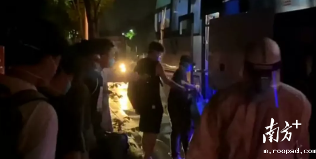 22日晚,两名确诊学生所在的14号宿舍楼,1000多名学生被全部转移至酒店进行集中医学观察。