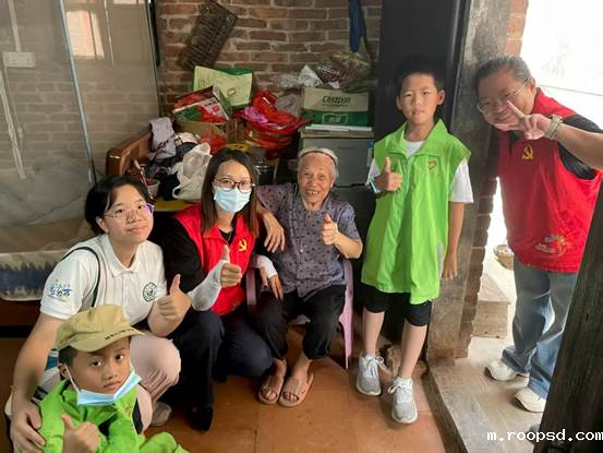 第四部分2:慰问老人合照