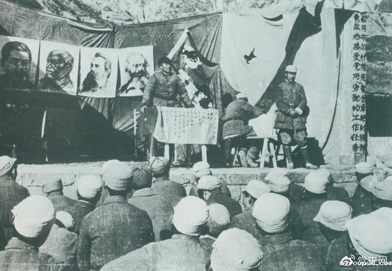 　　1942年11月，朱德在延安军事学院第一期学员毕业典礼上讲话，勉励大家发扬党的实事求是、密切联系群众的优良传统。