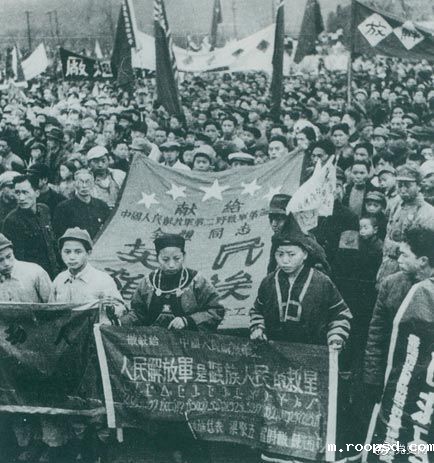 1949年11月15日,贵州解放。图为苗族同胞向人民解放军部队献旗。