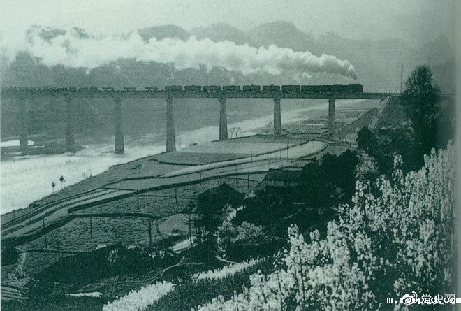 1972年10月13日,湘黔铁路全线通车,从而使西南地区多了一条通道,大大缩短了西南地区与湖南省以至华东地区的距离。