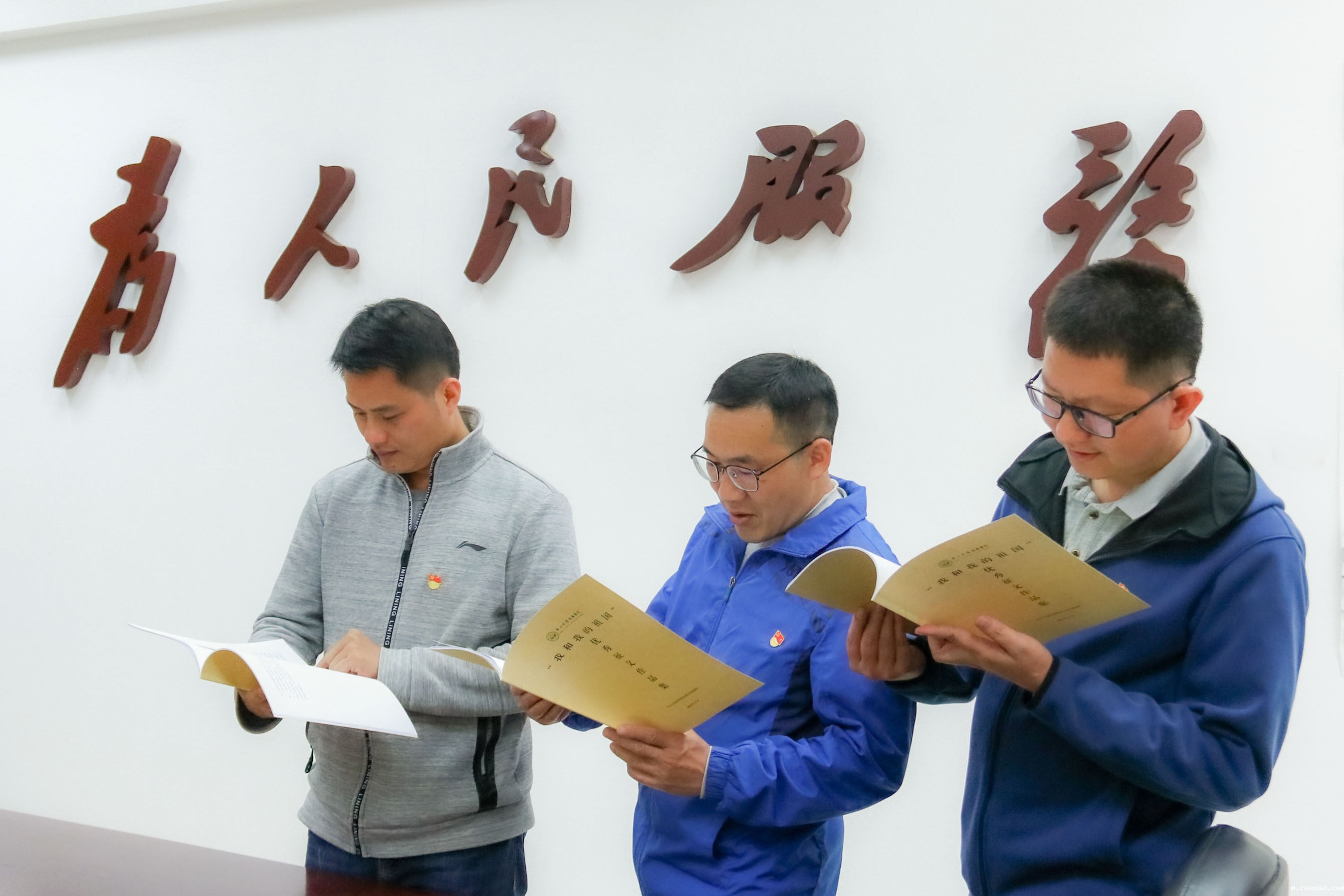 中大bv伟德体育app官网教师党员在观看“我和我的祖国”优秀征文作品-黄文贞 摄影 中大bv伟德体育app官网教师党员在观看“我和我的祖国”优秀征文作品-黄文贞 摄影