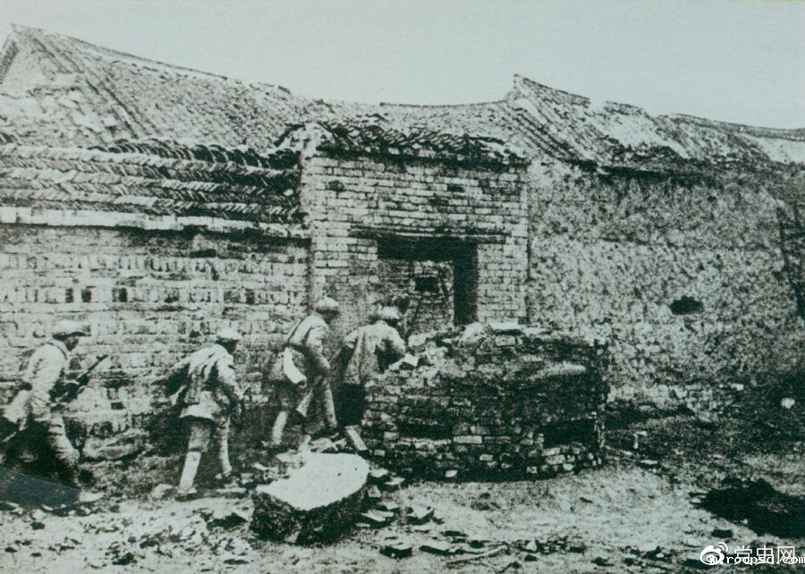 1948年11月,华东野战军取得围歼黄百韬兵团的胜利。图为战士们冲进黄百韬兵团司令部。