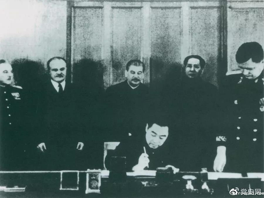 1950年2月14日,毛泽东与斯大林出席在克里姆林宫举行的《中苏友好同盟互助条约》签字仪式。