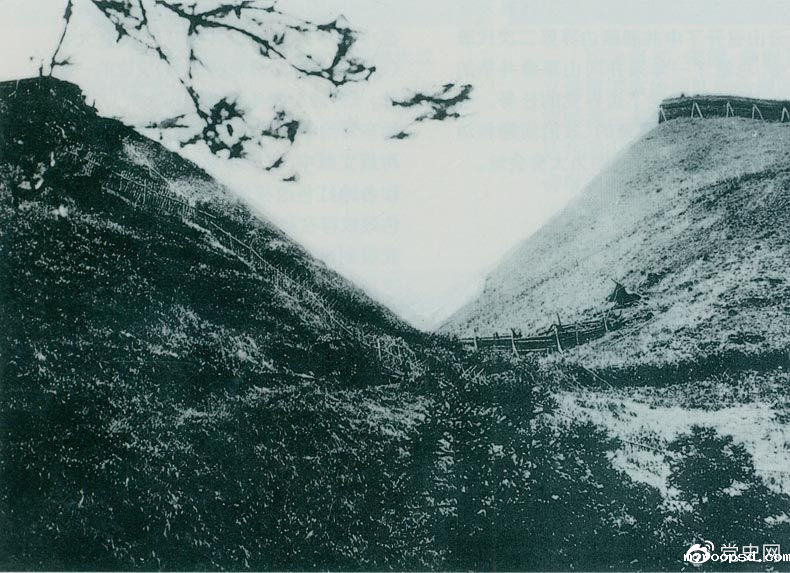 井冈山黄洋界哨口。1928年8月30日，红军以不足一个营的兵力，在这里击退湘赣敌军的进攻，取得黄洋界保卫战的胜利。至11月，红军又打破了两省敌军对井冈山根据地的第二次“会剿”。