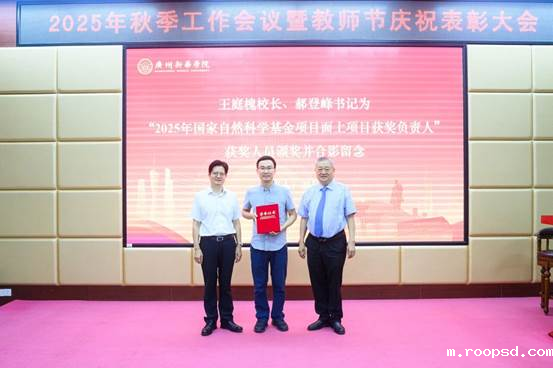 图片包含 室内, 站, 院子, 女人AI 生成的内容可能不正确。