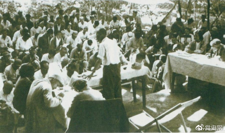 1947年7月17日至9月13日,全国土地会议在河北西柏坡召开。刘少奇主持会议并在会上作报告。