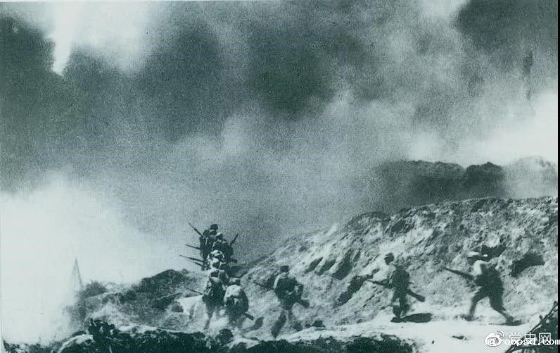 1948年2月28日至3月3日,西北野战军发起宜川战役,歼灭国民党军2.9万余人,取得了转入外线作战后的第一个大胜利。图为部队攻占瓦子街。