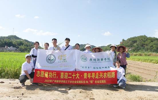 图为实践队队员与农民合照