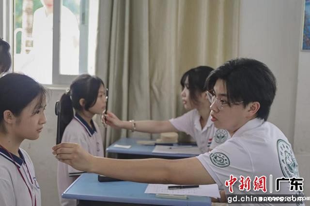 实践队员在潮州市后径小学开展眼健康普查工作(伟德app入口供图)
