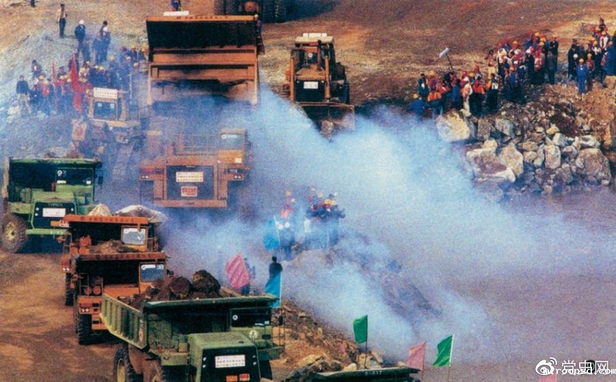 1997年11月8日,长江三峡水利枢纽工程成功实现大江截流。这是400多辆巨型装载车紧张有序地向上游围堰口抛投石料。