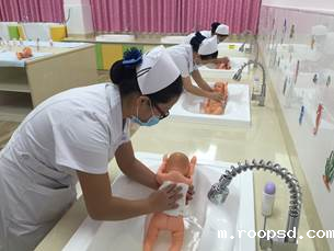 学生在进行新生儿沐浴训练