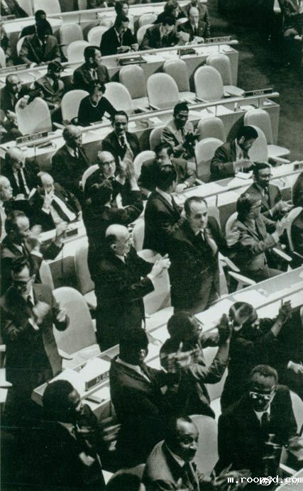 　　1971年10月25日，第二十六届联合国大会通过决议，恢复中华人民共和国在联合国的一切合法权利。图为决议通过时，会场一片欢腾。