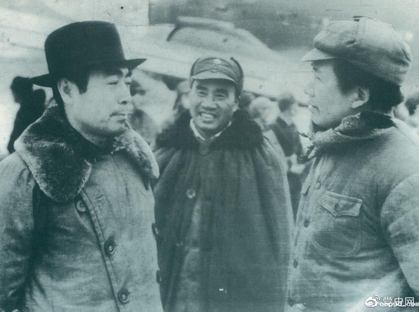 1945年11月11日,毛泽东、朱德赴延安机场迎接从重庆回来的周恩来。