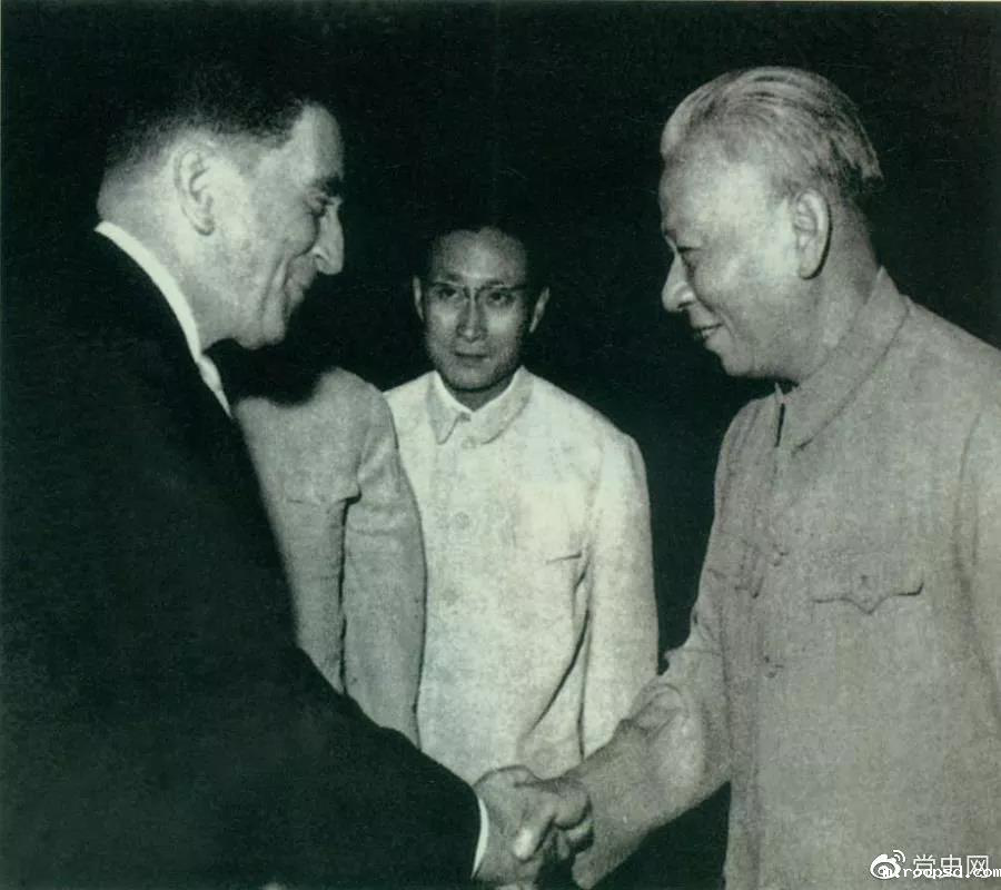 1964年1月27日,中法两国建立外交关系。图为法国驻华大使向刘少奇主席递交国书。