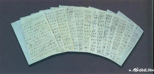 图为周恩来为万隆会议临时赶写的补充发言草稿。其中提出了著名的“求同存异”的方针。