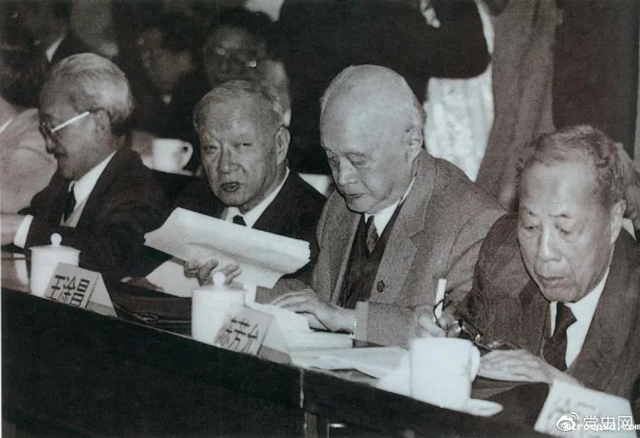 1986年3月,由4位老科学家倡议,经邓小平批示,中国制定实施了高技术研究发展计划。图为“863”计划的4位倡导人王大珩(左2)、王淦昌(左3)、杨嘉墀(左1)、陈芳允(左4)。