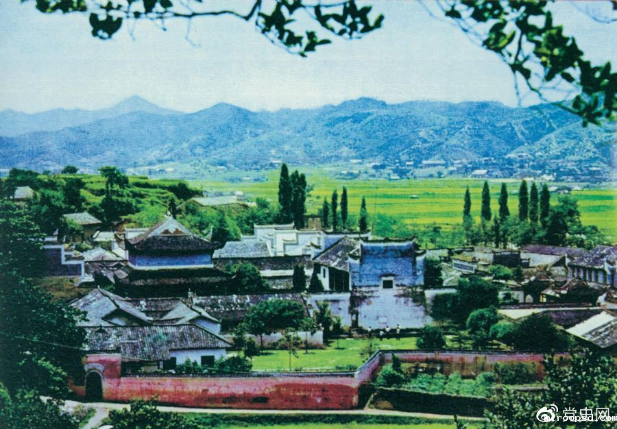 1927年9月19日，毛泽东在浏阳文家市里仁学校召开前敌委员会会议，经过激烈争论，决定放弃攻打长沙的计划，改向敌人统治力量薄弱的湘赣边界的山区进军。图为文家市里仁学校旧址。